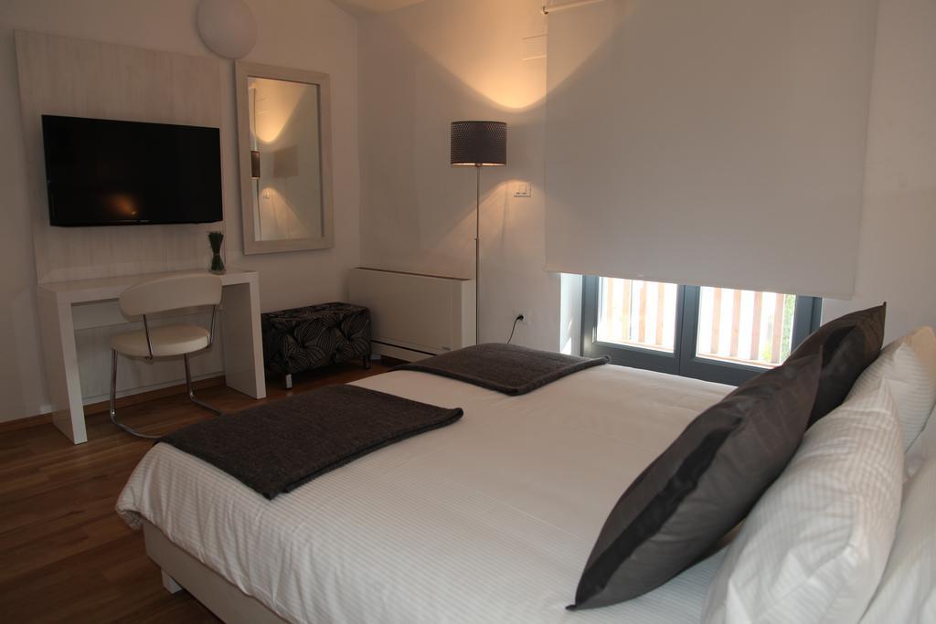 Boutique Hotel Dvor دوبروفو الغرفة الصورة